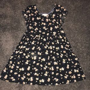 Dress with daisies 💐has pockets in front 🙈
